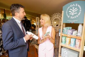 Martine Dedieu et Julien Dubois présentent les produits de la marque Dax & Terra