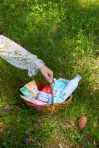 routine pratique en voyage avec des produits essentiels et naturels