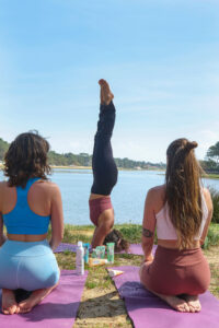 Yoga des jambes pour soulager les jambes lourdes en été.